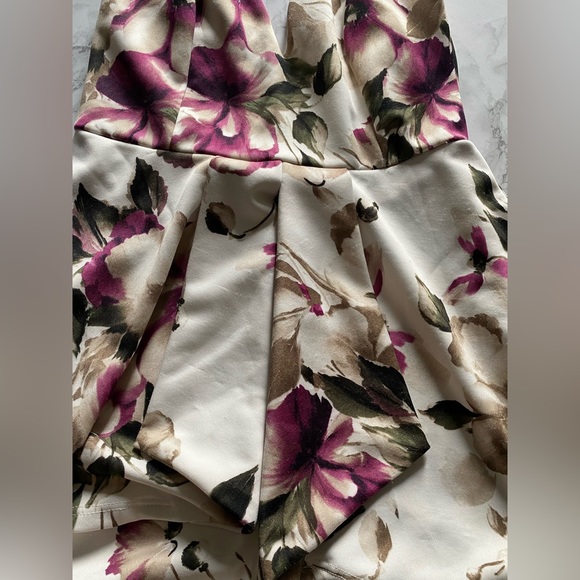 Fashion Nova floral romper - Picture 4 of 5